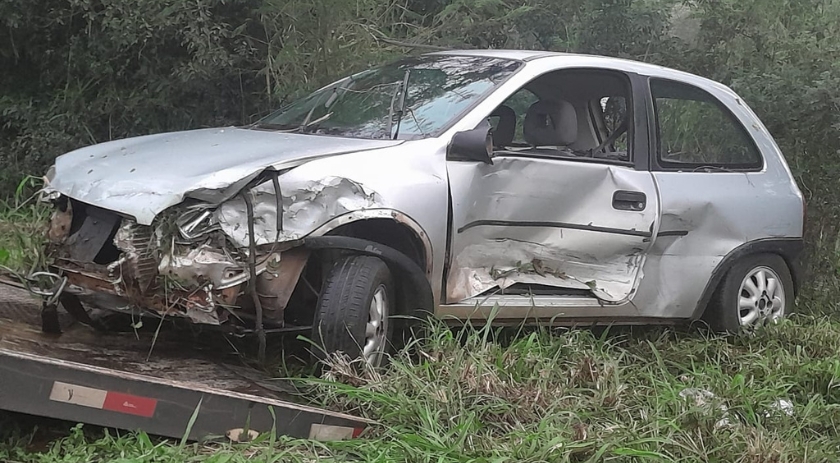 Saída de pista seguida de capotamento é registrada na PR-180