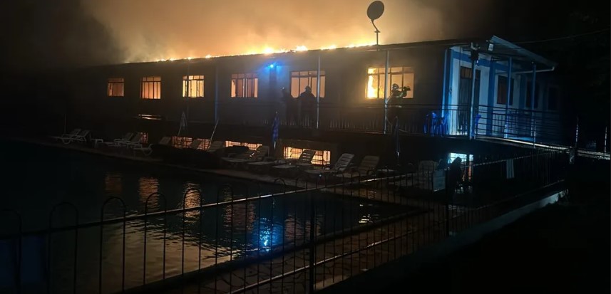 Incêndio destrói prédio do Piscina Clube