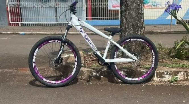 Homem escala muro e furta bicicleta de residência