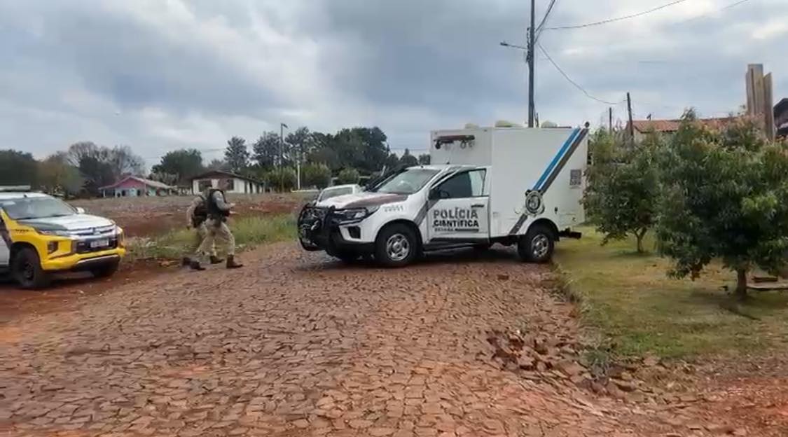 Mulher é encontrada morta dentro de casa