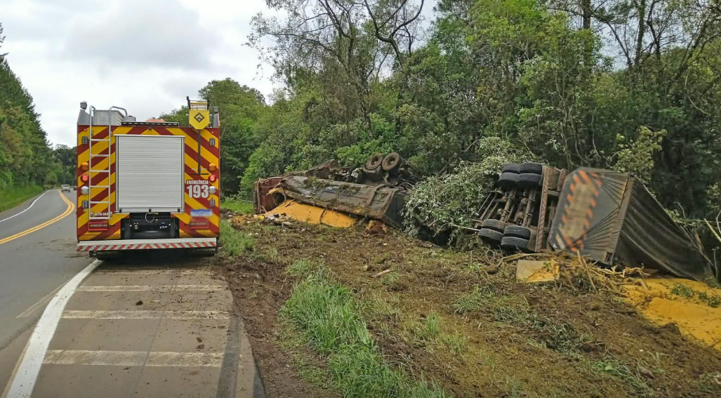 Carreta carregada de farelo de soja capota na BR-282 e deixa motorista ferido