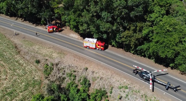 Vítima de acidente grave é resgatada por helicóptero após colidir carro contra árvore na SC-157