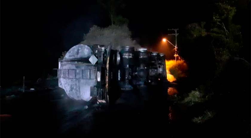 Mulher pula de caminhão após veículo apresentar falha e pegar fogo na estrada