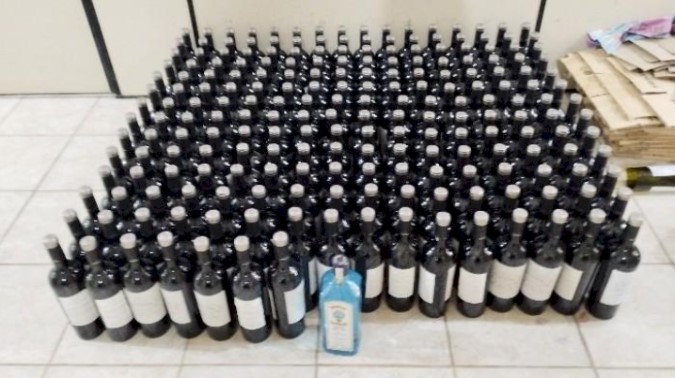 Polícia flagra suspensão baixa em carro e apreende mais de 200 garrafas de vinho