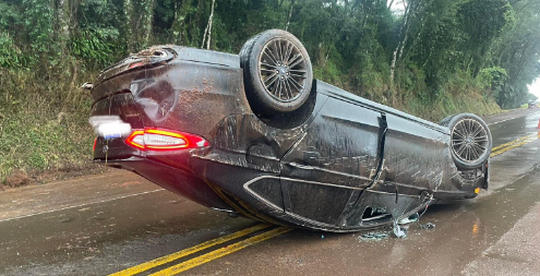 Veículo capota na BR-282