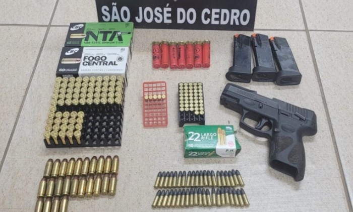 Polícia Civil apreende arma e mais de 180 munições durante operação