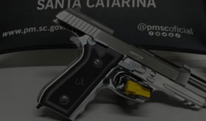 Homem é preso por porte ilegal de pistola 9mm em restaurante