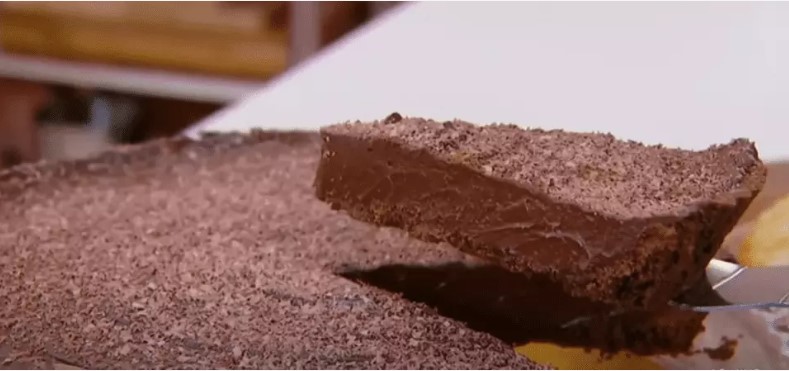 Torta de chocolate simples e fácil com apenas 4 ingredientes