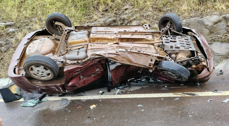 Mulher fica ferida após carro colidir com caminhão e capotar na BR-282