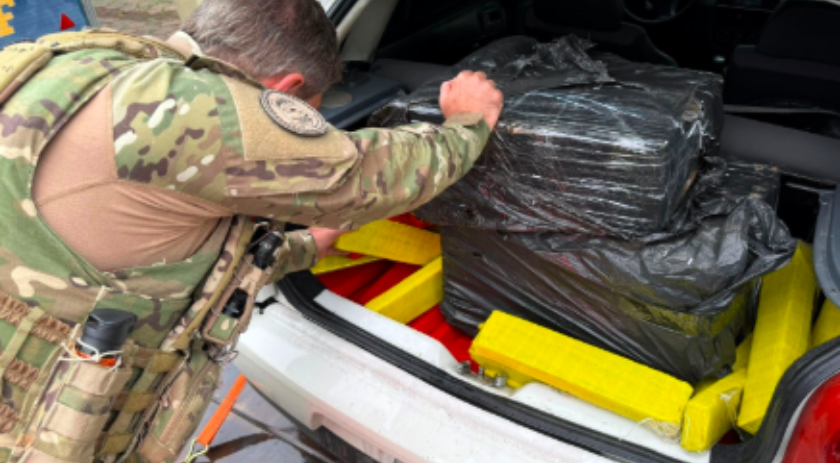 Polícia apreende 200 kg de drogas em carro que era transportado por guincho