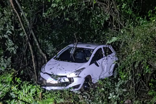 Mulher fica ferida em capotamento na SC-496