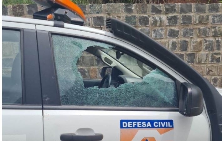 Caminhonete da Coordenadoria Regional da Defesa Civil tem vidro quebrado e objetos furtados