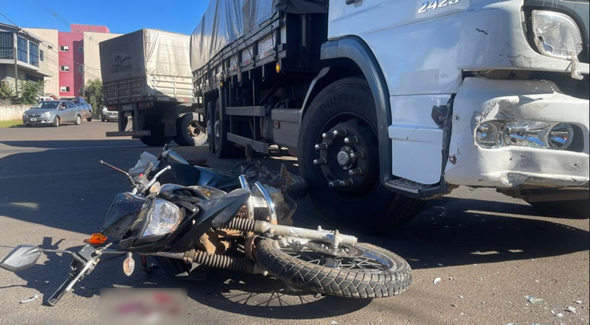 Motociclista é socorrido após colisão com caminhão na Avenida Arnaldo Busato
