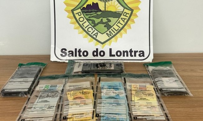 PM apreende R$ 2 mil em notas falsas; dois homens foram presos e um menor apreendido