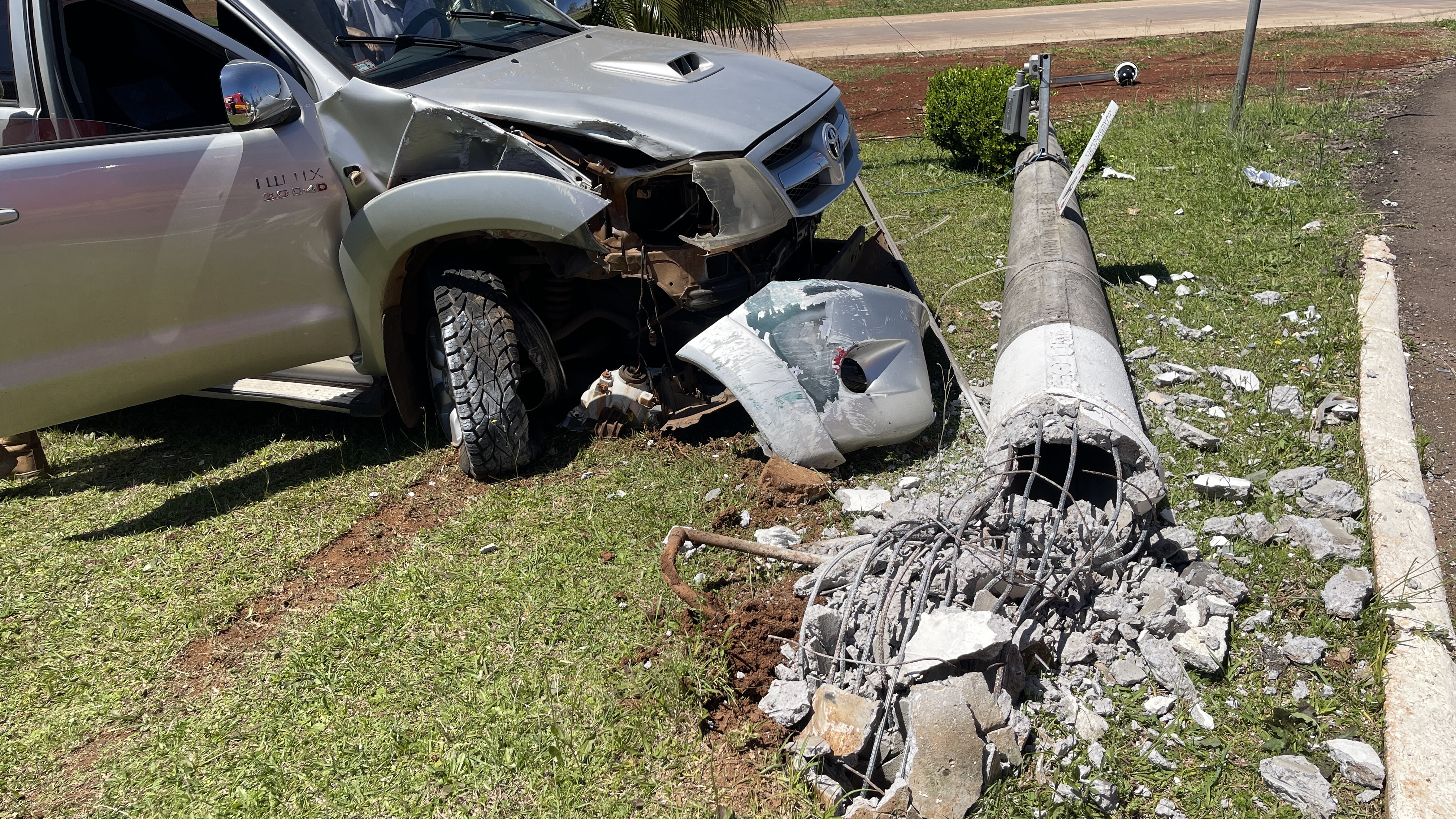 Hilux atinge poste de videomonitoramento no trevo do Centro de Eventos