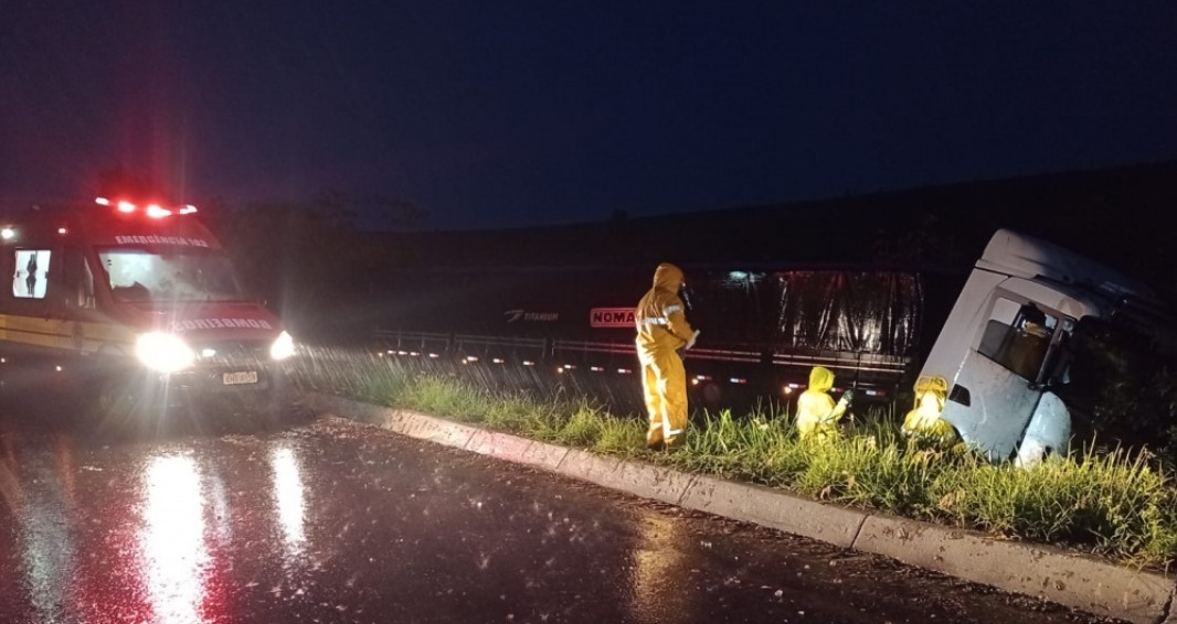 Com uma pedra sobre a pista, caminhão perde controle e acaba caindo em ribanceira