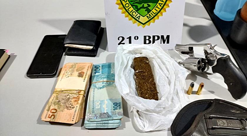 PM apreende drogas, arma de fogo, e prende homem por porte ilegal e tráfico de drogas