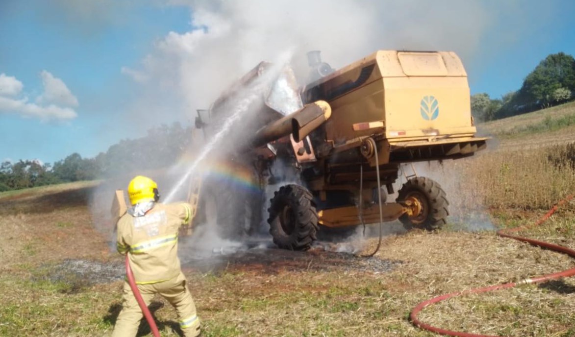 Colhedeira pega fogo durante trabalho no interior do município