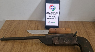 Mulher dispara arma artesanal contra pessoas em pavilhão comunitário