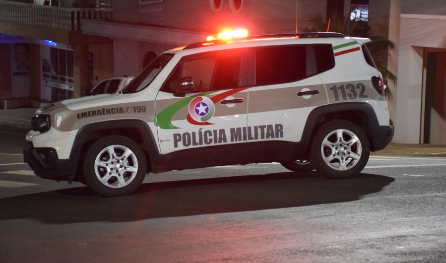 Homem é preso por agredir ex-companheira e outro homem