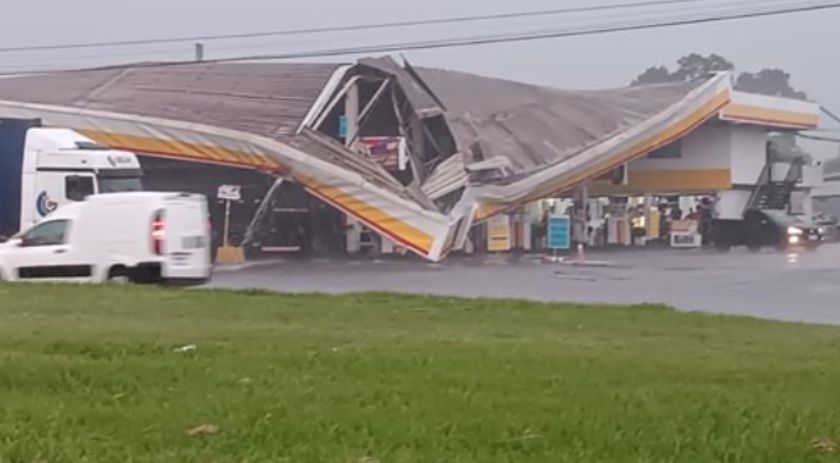 Fortes ventos causam danos em posto de combustível