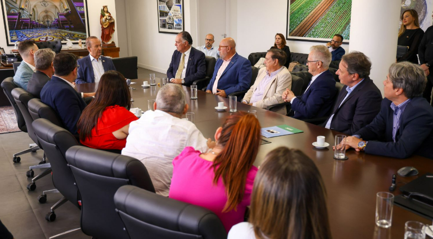 Governador Jorginho Mello recebe acordo sobre o piso salarial para o trabalhador catarinense e encaminha projeto para Alesc