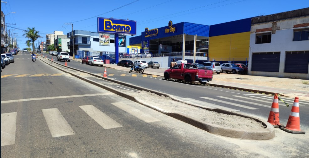 Avenida Paraná é revitalizada com novos canteiros centrais