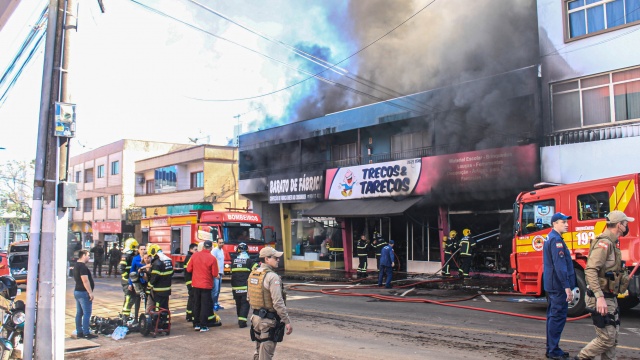 Incêndio de grandes proporções é controlado após três horas de combate