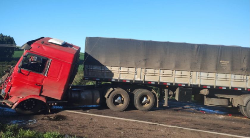 Colisão traseira entre dois caminhões deixa condutores feridos na PRC-280 em Vitorino