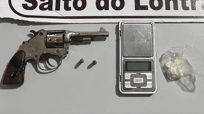 PM apreende arma, drogas e prende duas pessoas