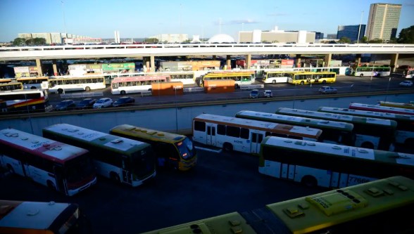 Dezenas de ônibus de uma mesma empresa urbana são apedrejados no DF