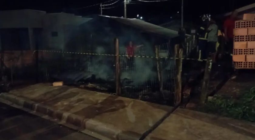 Incêndio em residência resulta em uma vítima carbonizada