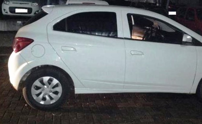 Motorista bêbado tenta fuga e passa com veículo nos pés de policial