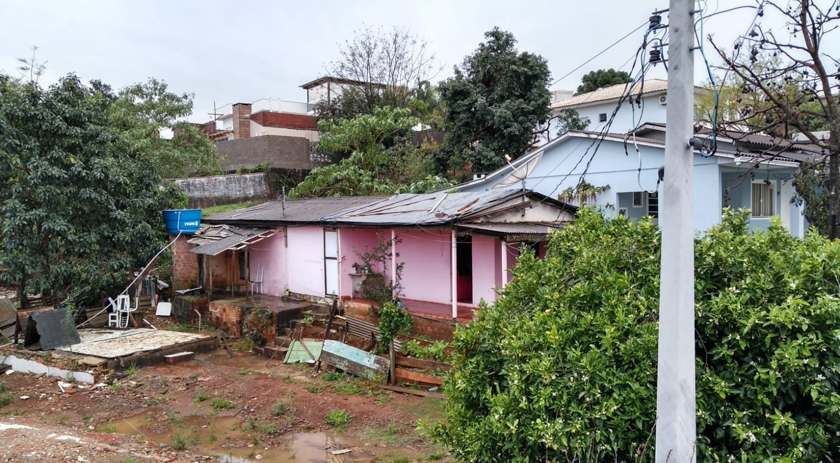 Casa é parcialmente destelhada devido ao temporal