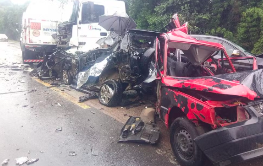 Acidente entre carros e caminhões deixa três mortos em SC