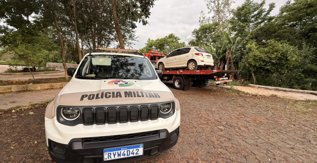 PM remove veículo abandonado que oferecia risco à saúde e segurança