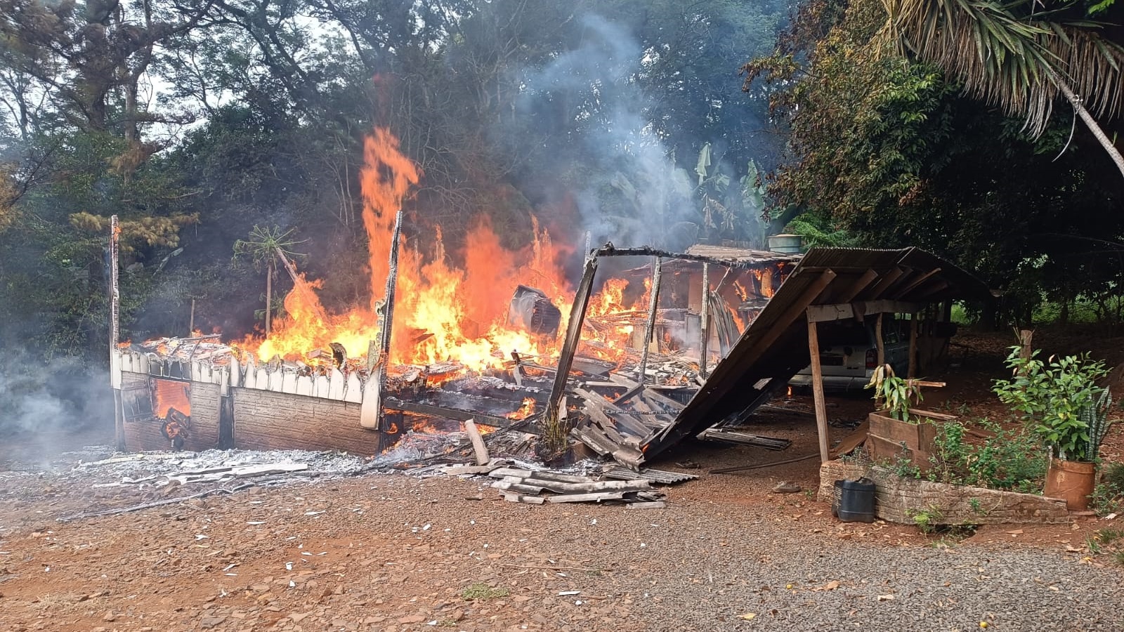 Incêndio atinge residência; Polícia Militar e moradores ajudam a conter as chamas