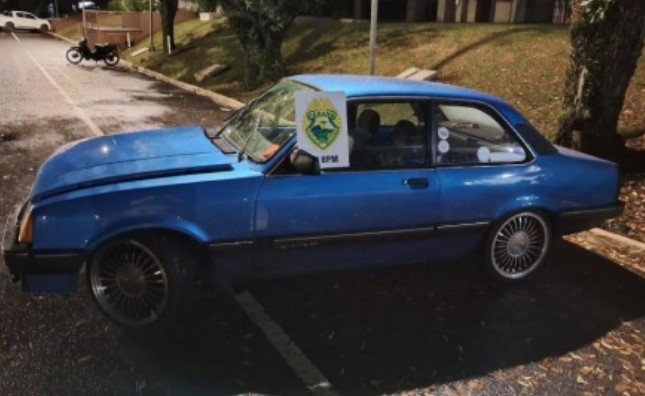 PM apreende Chevette com motor de Vectra após condutor fazer manobras perigosas