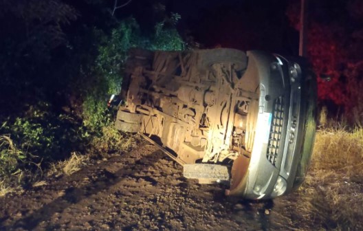 Ônibus escolar tomba após motorista passar mal e desmaiar ao volante