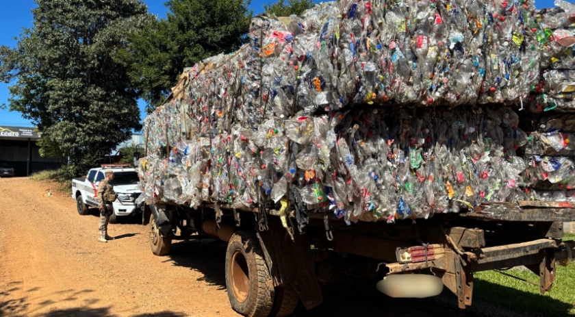 PM flagra contrabando de recicláveis e apreende caminhão e carga avaliados em R$ 70 mil