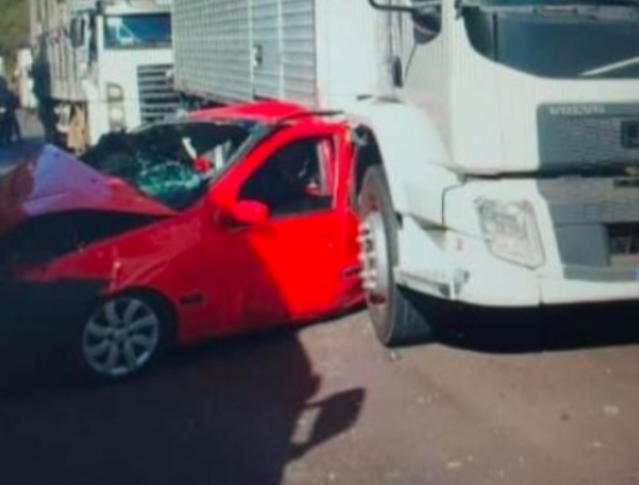 Carro fica prensado entre dois caminhões na BR-282