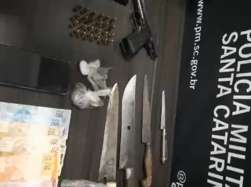 Polícia Militar atende ocorrência de ameaça e acaba encontrando armas, drogas e dinheiro em espécie com o suspeito