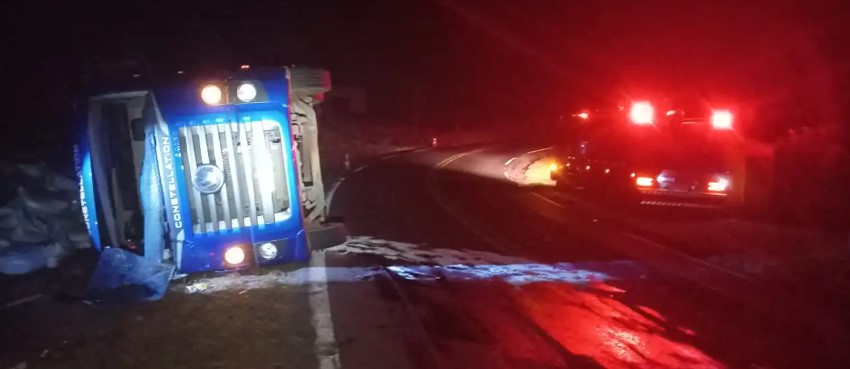 Caminhão tomba na PR-481 e deixa mulher e bebê feridas