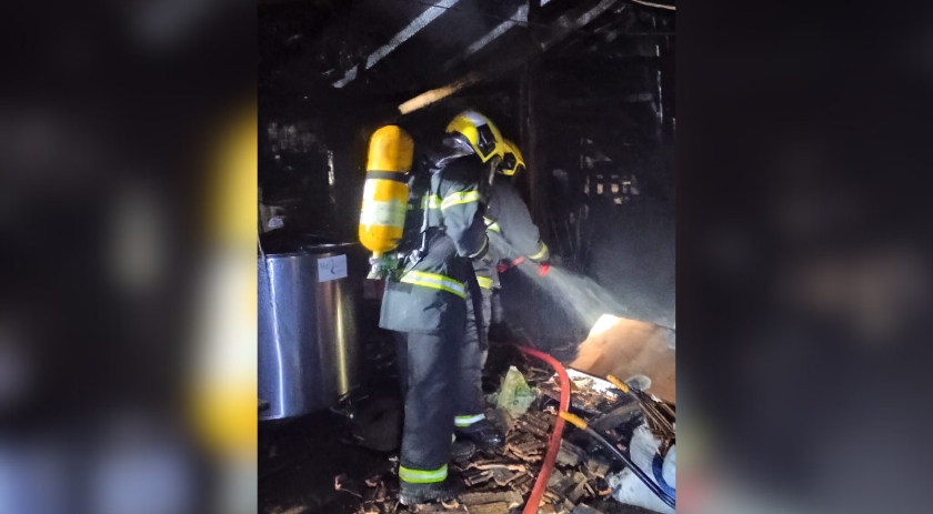 Incêndio atinge galpão