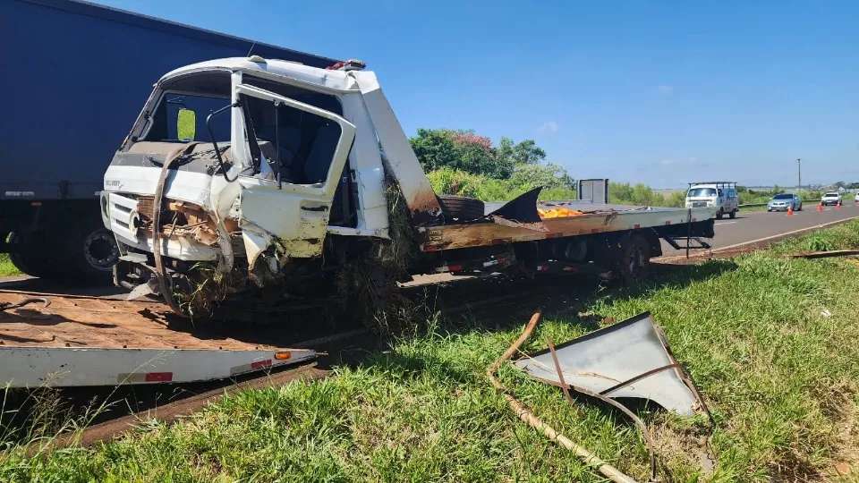 Pneu estoura e guincho cai em canteiro da BR-369