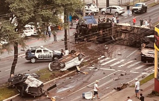 Motorista que causou acidente com 12 veículos em Chapecó tem liberdade concedida