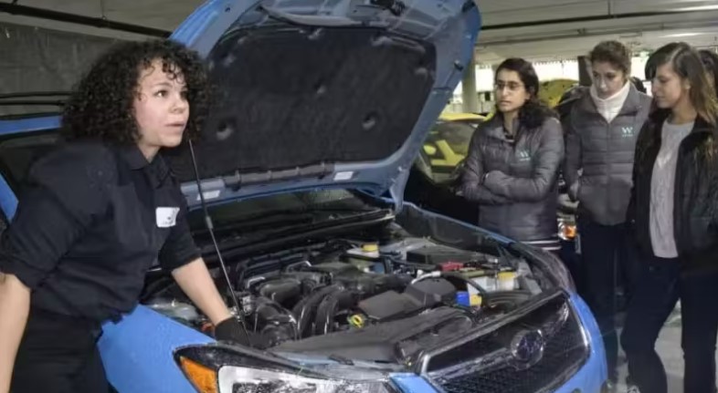 Oficina de carros para mulheres tem manicure, enquanto aguardam o conserto