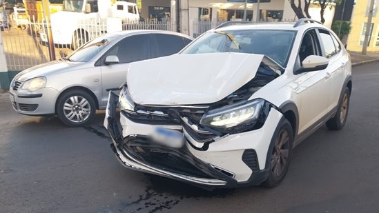 Acidente entre Jeep e VW/Nivus deixa passageira ferida