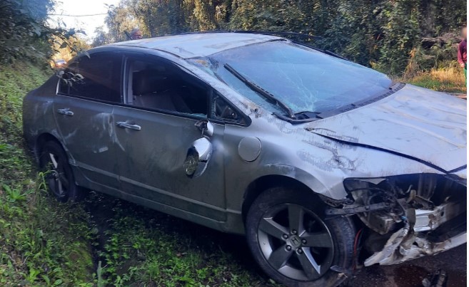 Mulher fica ferida após veículo capotar na PR-481