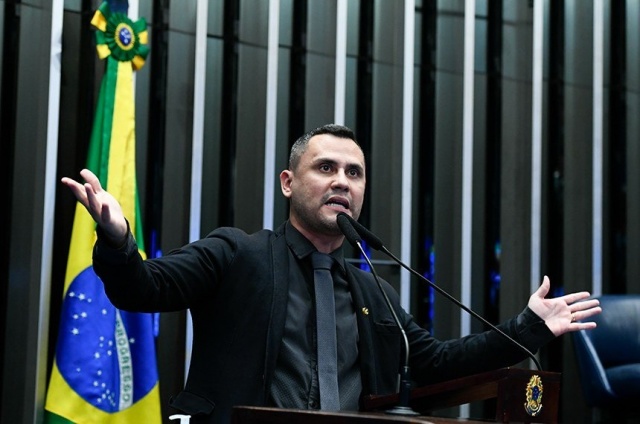 Senador anuncia projeto para isentar Imposto de Renda de quem recebe até R$ 5 mil